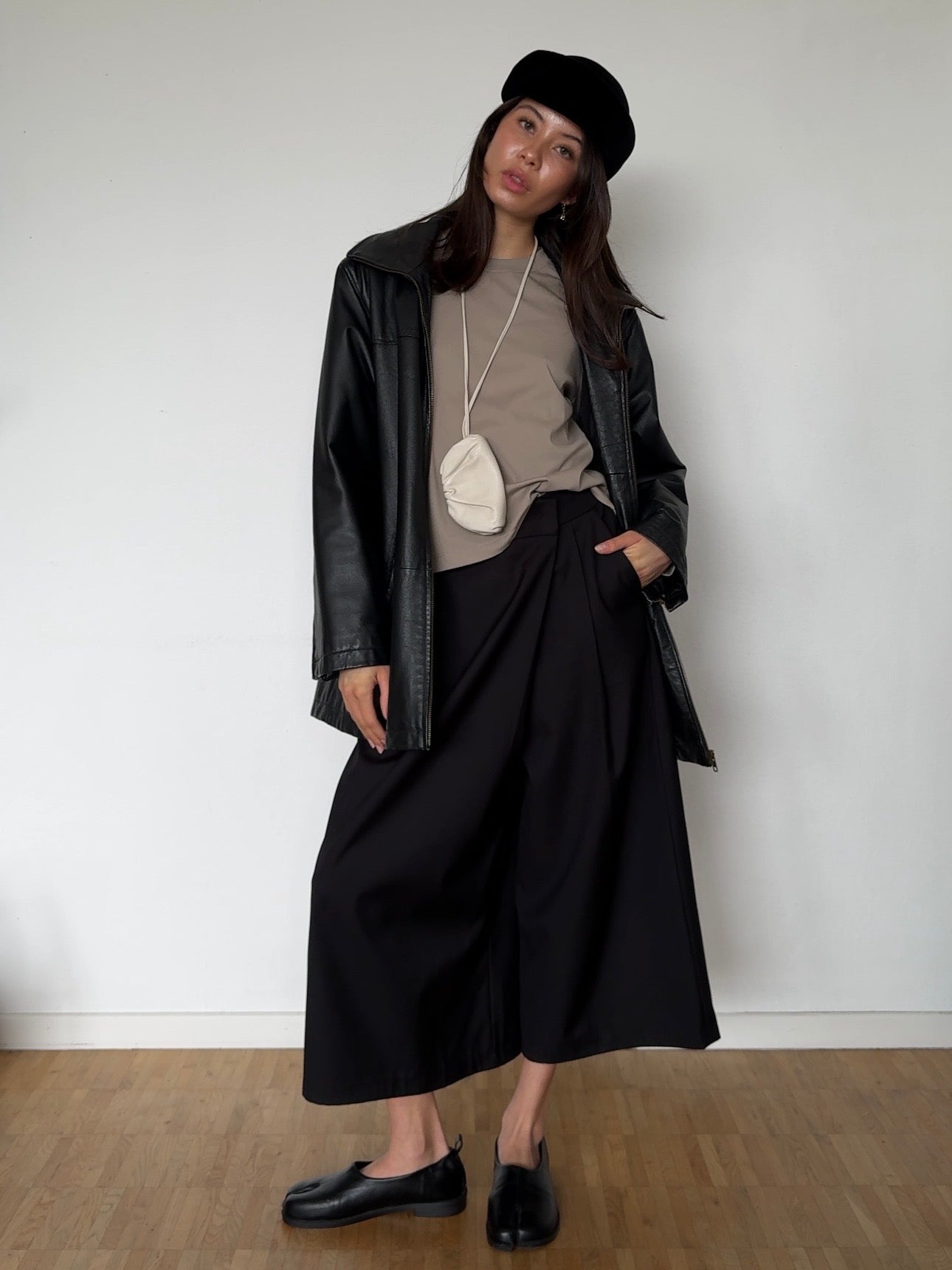 Asymmetrische Bermuda Hose - Schwarz