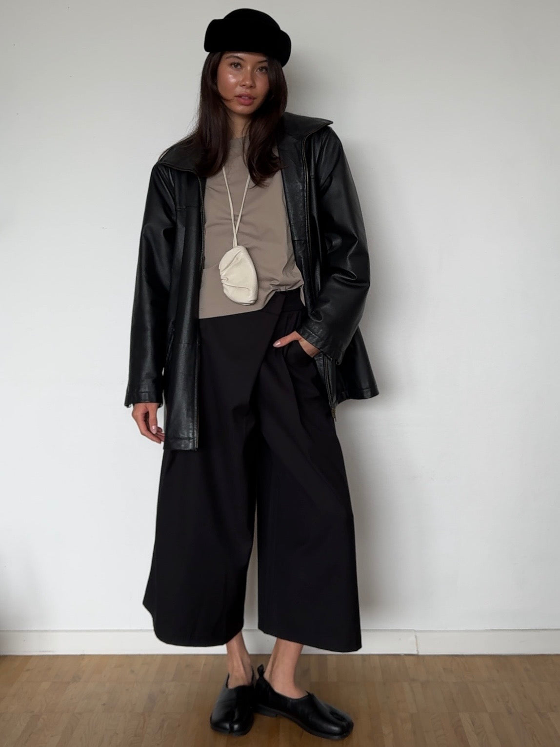Asymmetrische Bermuda Hose - Schwarz