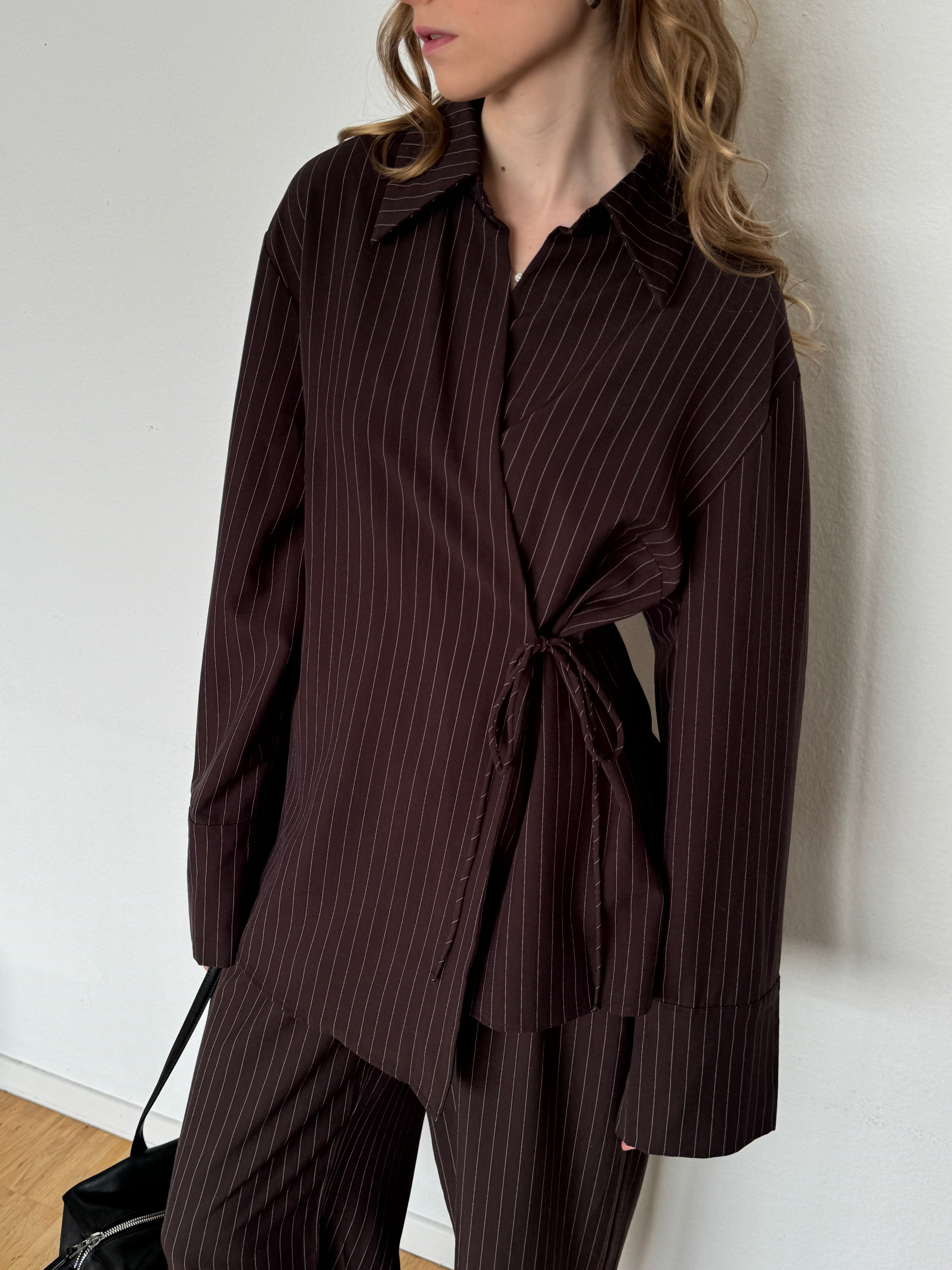 Bluse zum Schnüren mit Nadelstreifen - Braun