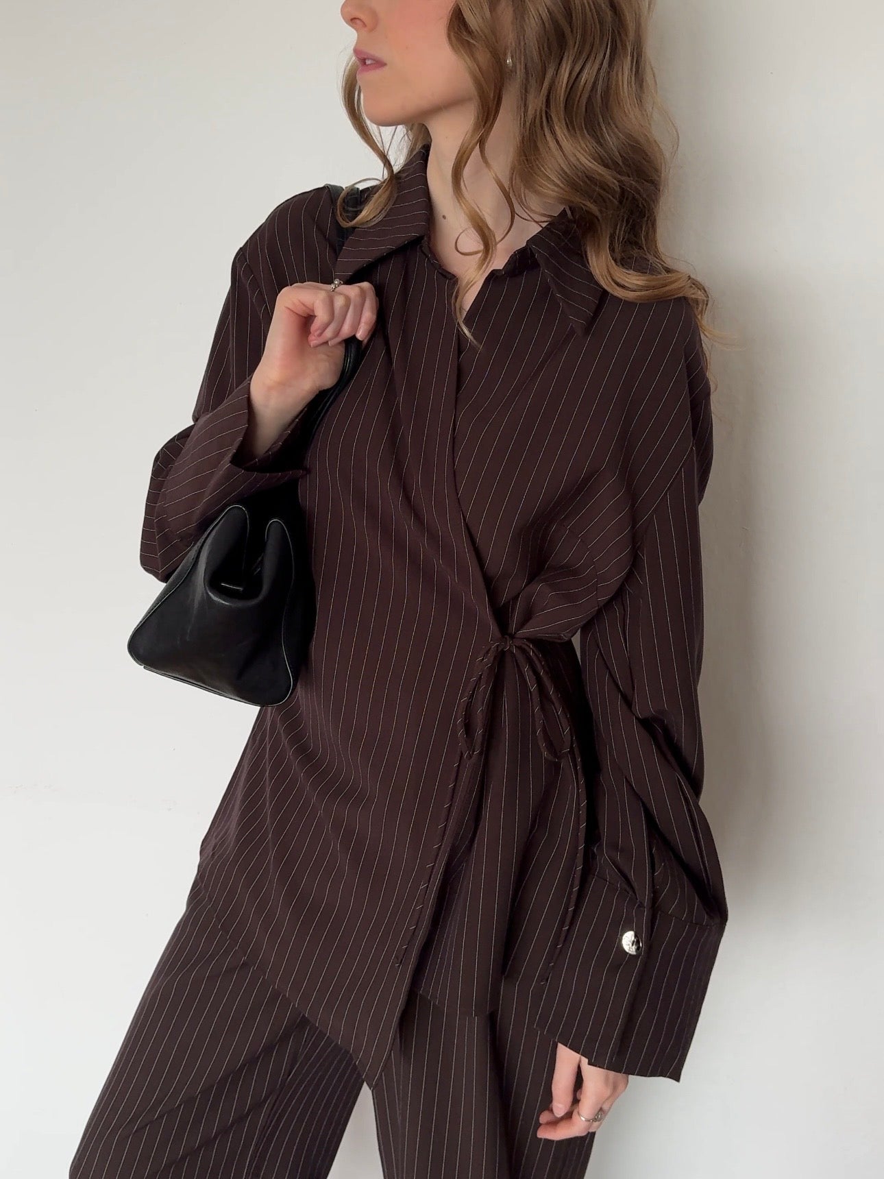 Bluse zum Schnüren mit Nadelstreifen - Braun