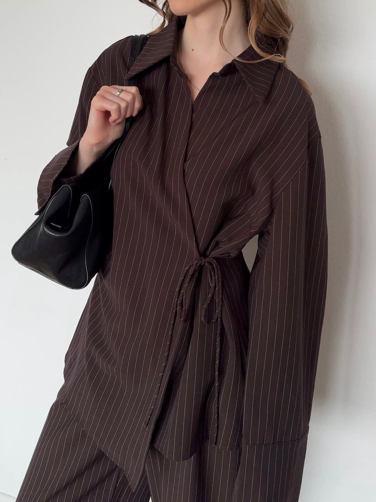 Bluse zum Schnüren mit Nadelstreifen - Braun