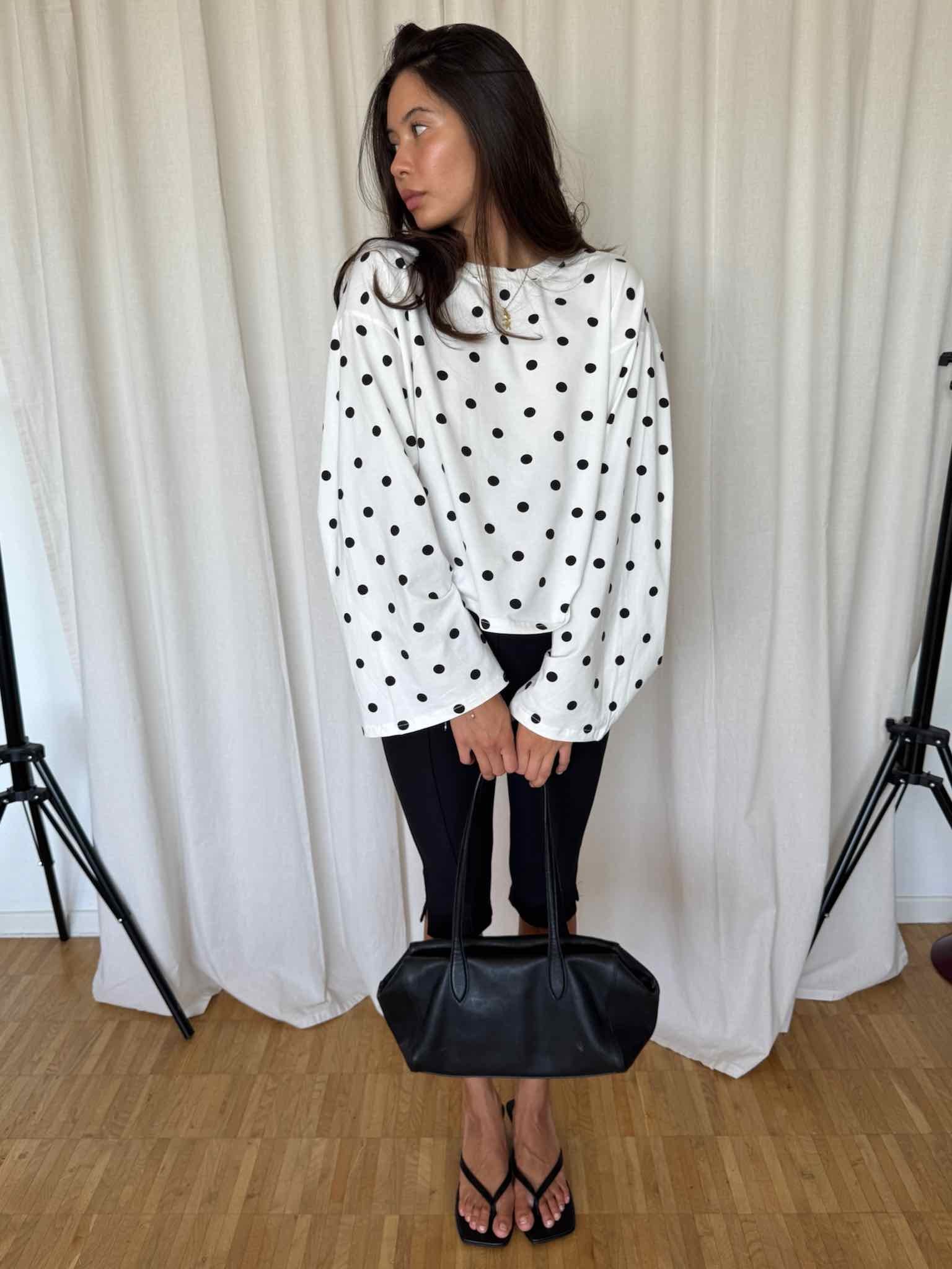 Boxy Longsleeve Dots - Weiß/Schwarz