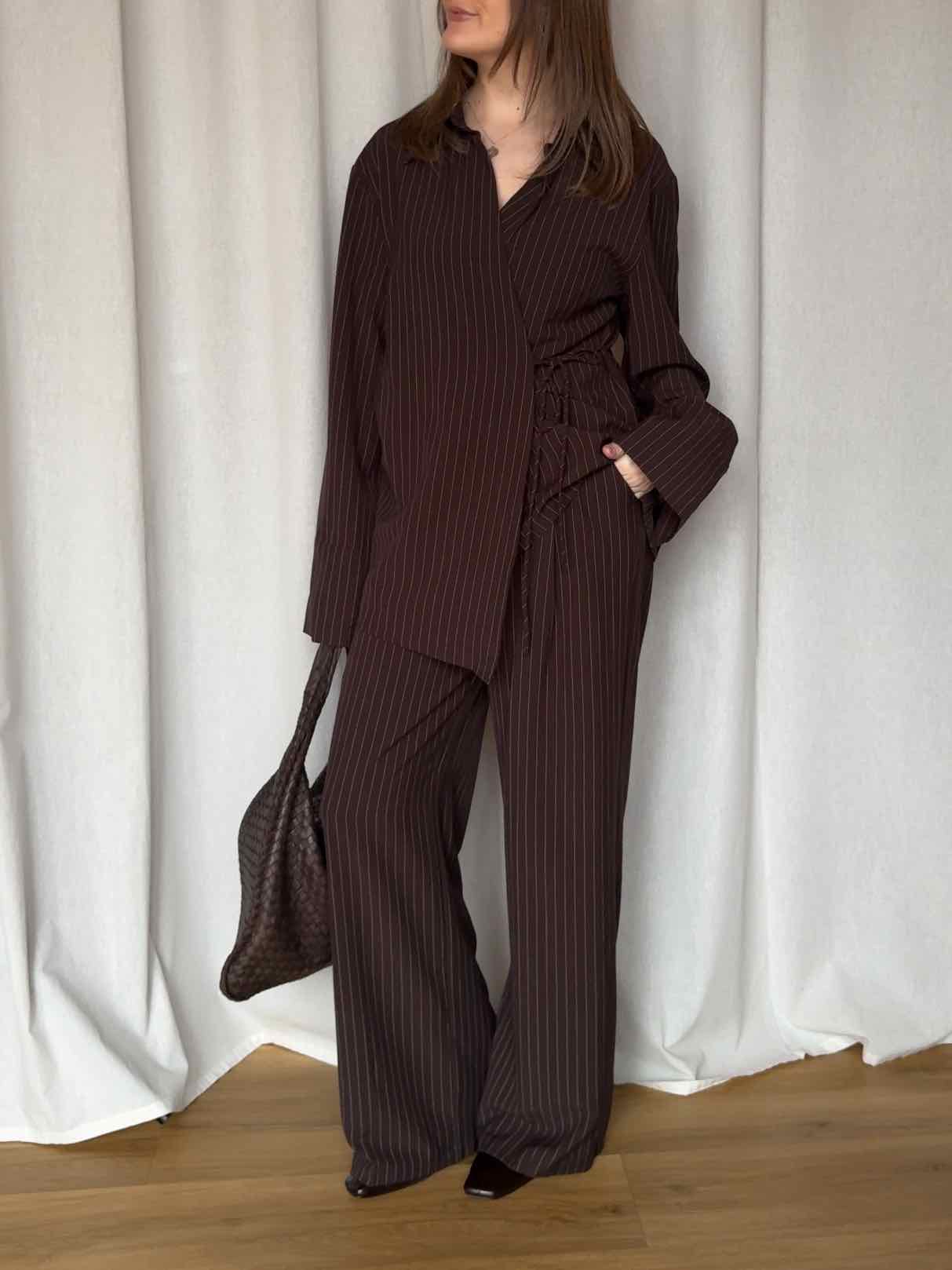 Bluse zum Schnüren mit Nadelstreifen - Braun
