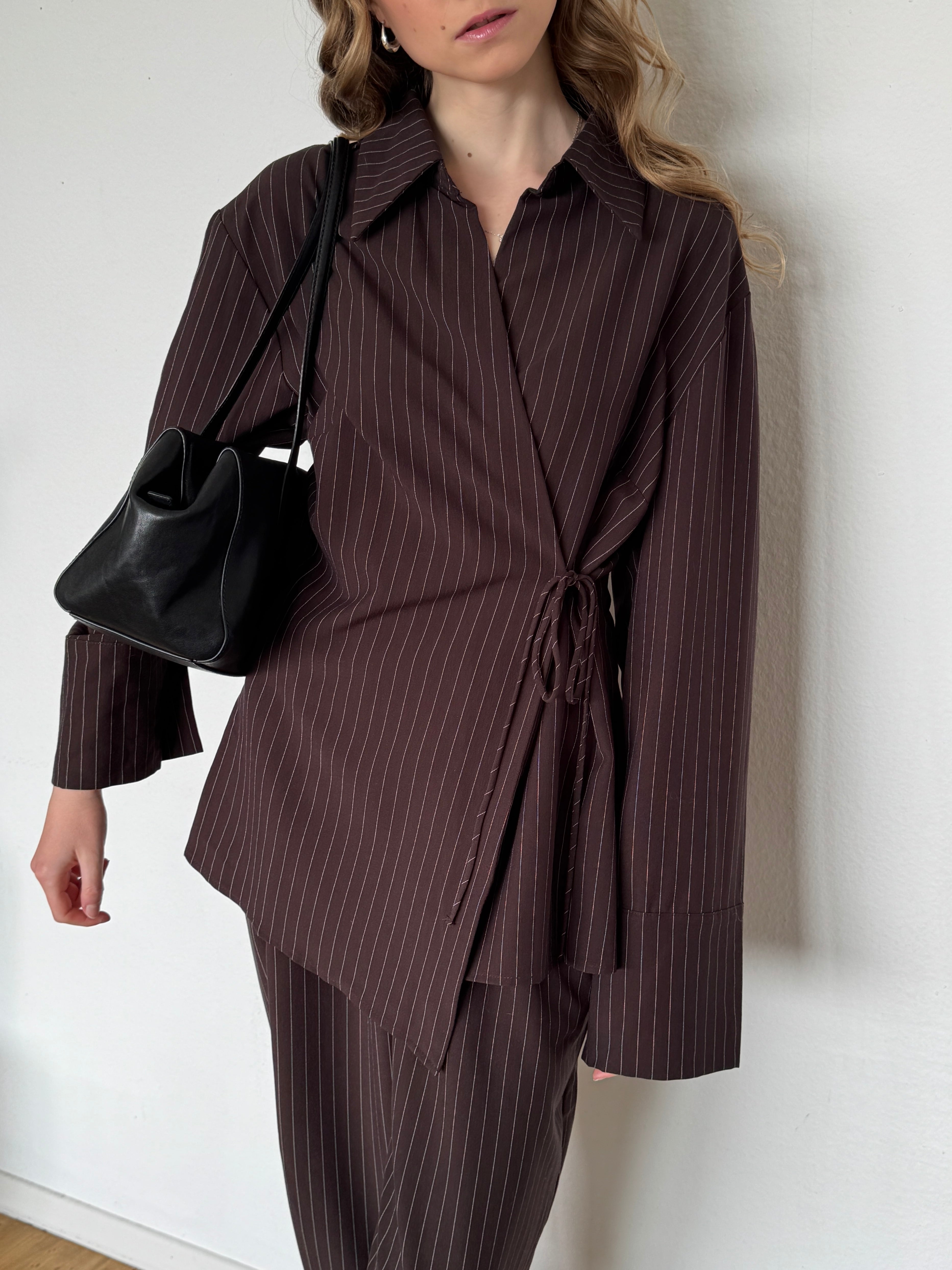Bluse zum Schnüren mit Nadelstreifen - Braun