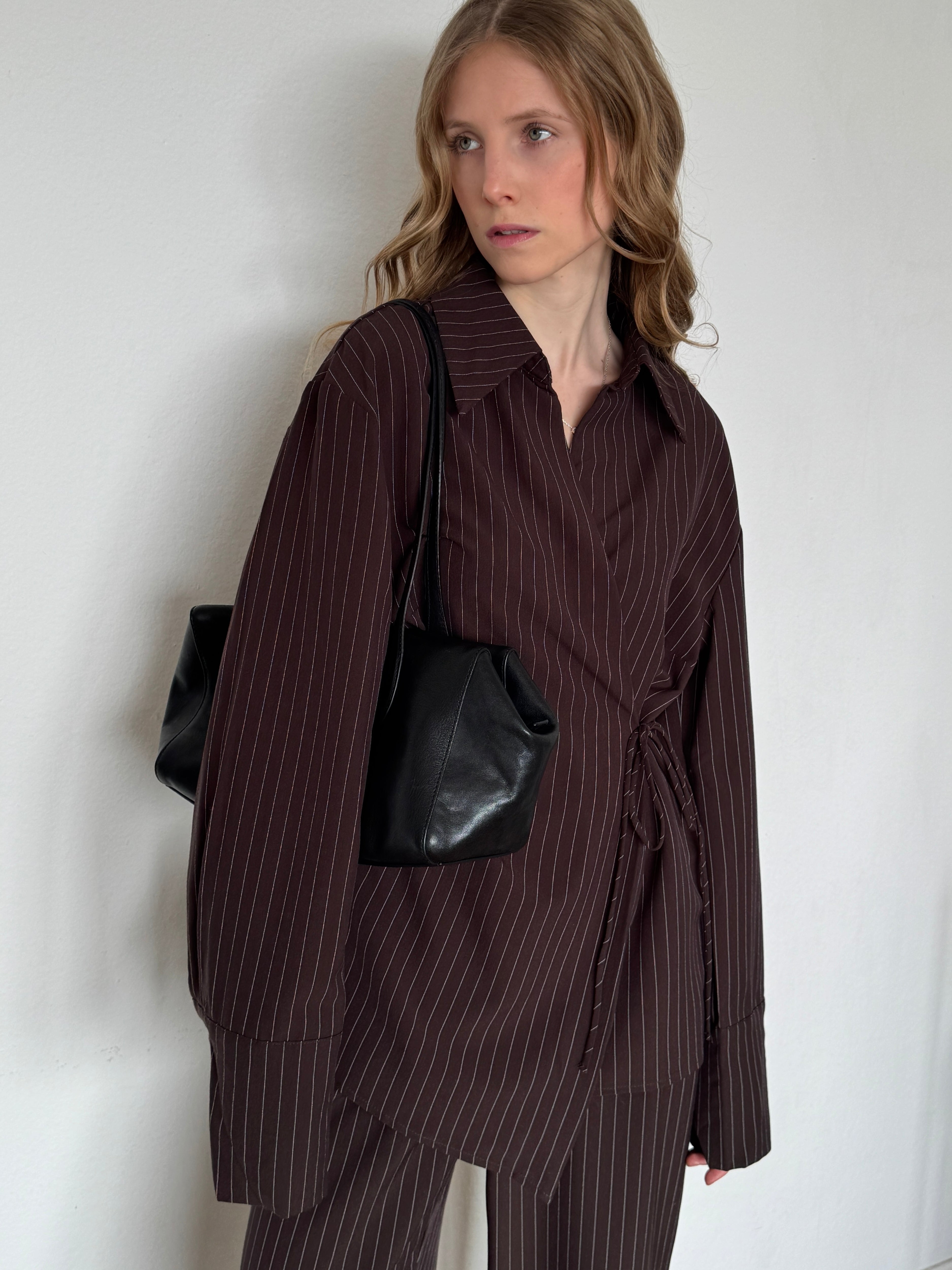 Bluse zum Schnüren mit Nadelstreifen - Braun