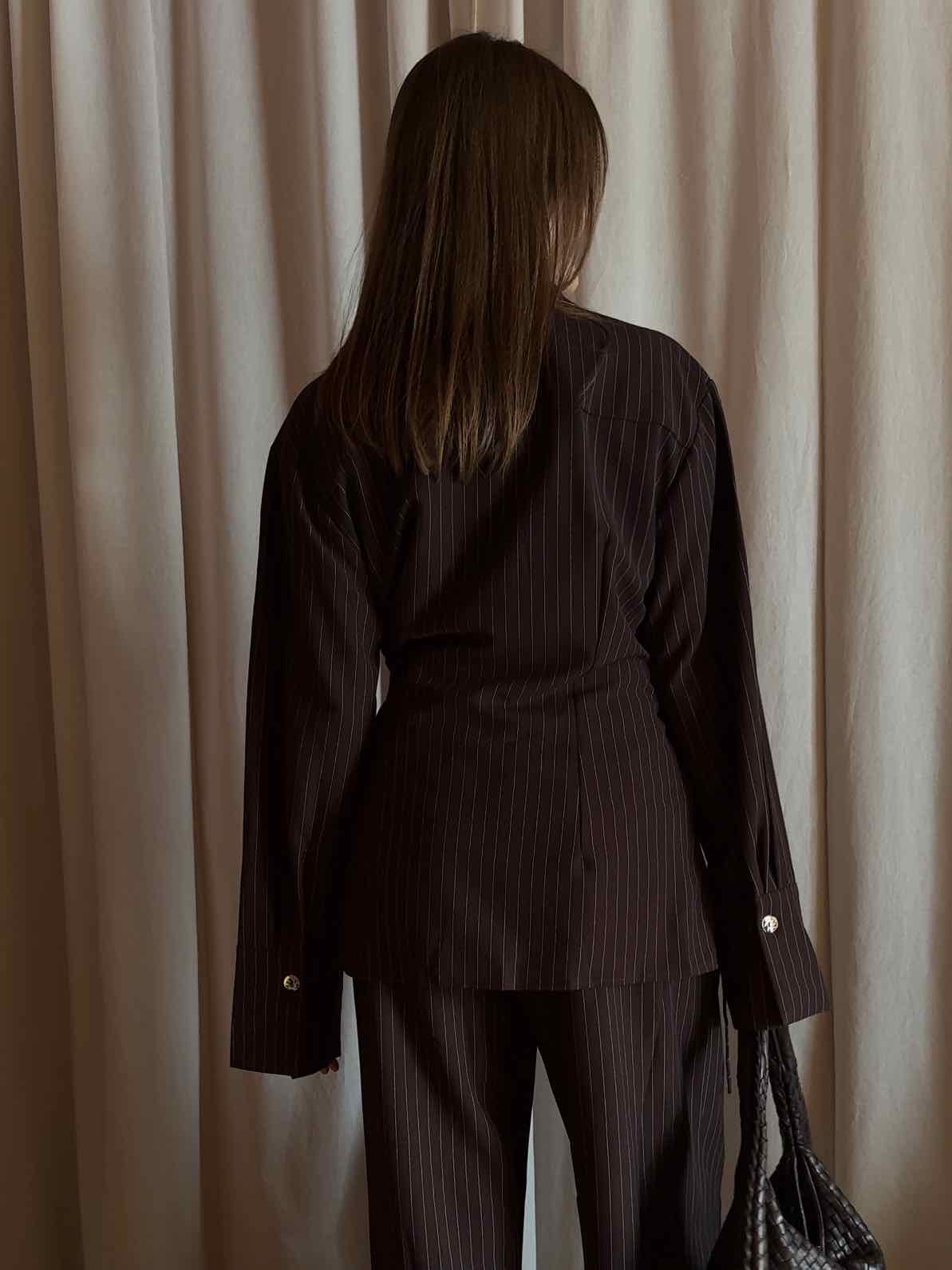 Bluse zum Schnüren mit Nadelstreifen - Braun