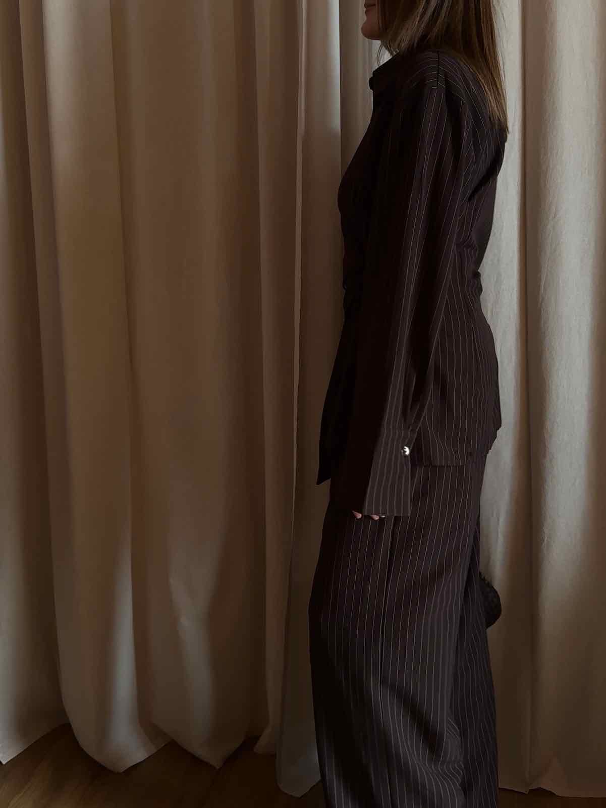 Bluse zum Schnüren mit Nadelstreifen - Braun